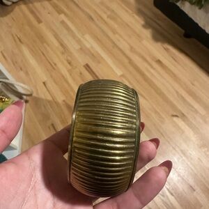 Elegant Gold Ribbed Bracelet